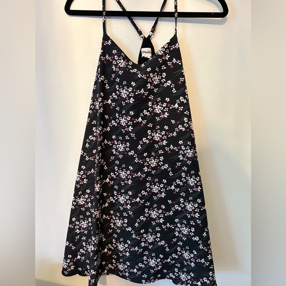 A cute dress that fits well. Size small. Little cute flowers on it